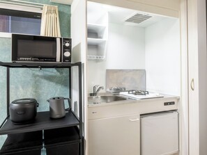 冷蔵庫、電子レンジ、コンロ、調理器具と食器