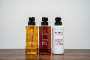 Haartrockner, Handtücher, Shampoo