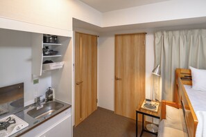 Geladeira, micro-ondas, cooktop, talheres/pratos/utensílios de cozinha