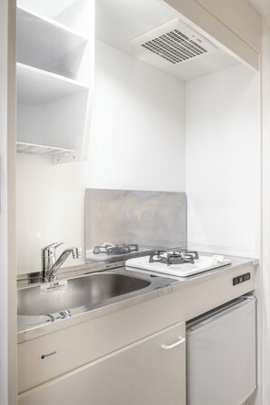 Refrigerador, microondas, parrilla de estufa y utensilios de cocina 