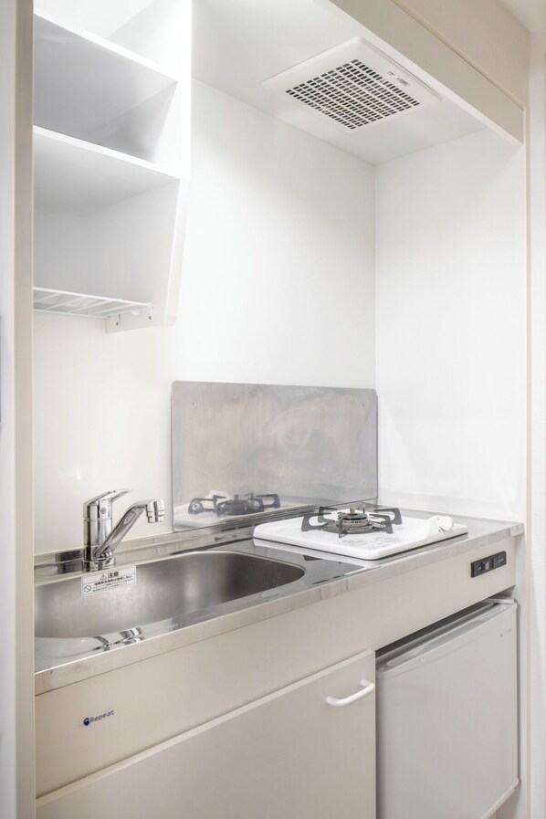 Fridge, microwave, stovetop, cookware/dishes/utensils