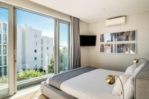 2 bedrooms, desk, iron/ironing board, WiFi