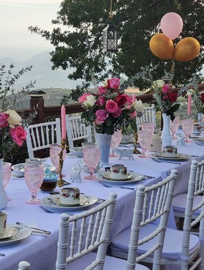 Outdoor dining - Stunning Rose & Avocado Farm in 
Southern California Breakfast & Afternoon Tea (Temecula)