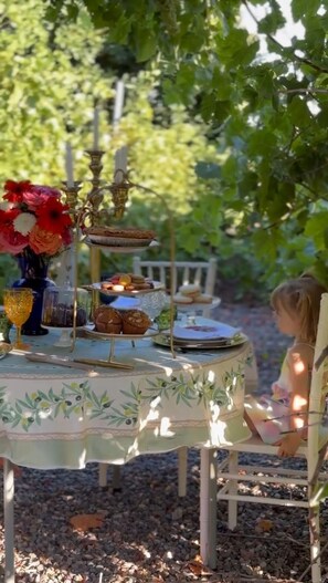 Outdoor dining - Stunning Rose & Avocado Farm in 
Southern California Breakfast & Afternoon Tea (Temecula)