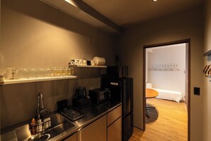Kühlschrank, Mikrowelle, Kochgeschirr/Geschirr/Besteck
