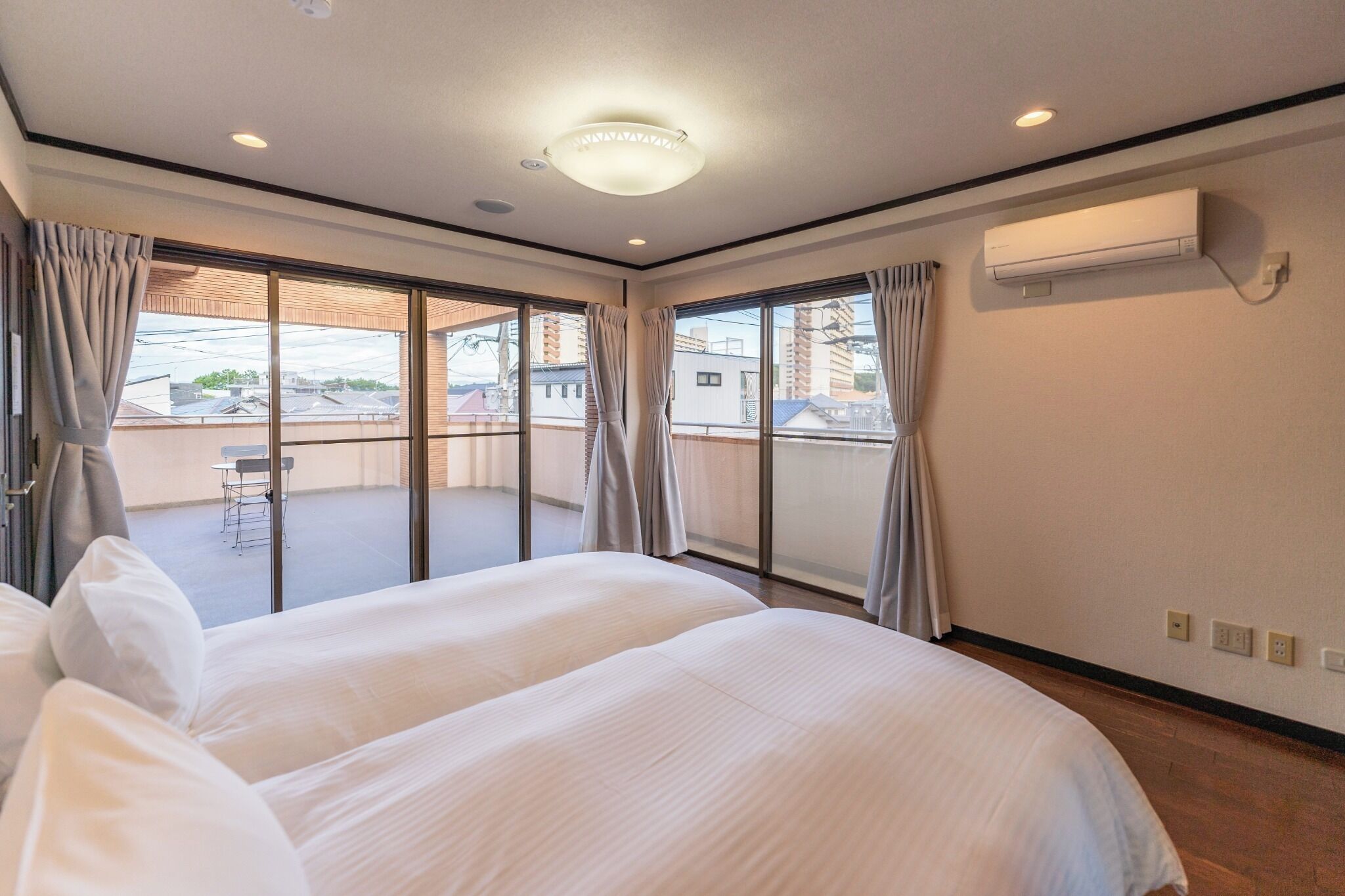 3 habitaciones, escritorio, tabla de planchar con plancha y wifi gratis 