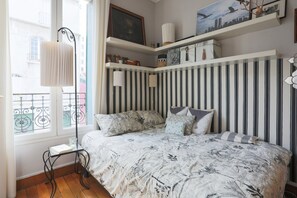 2 bedrooms, desk, iron/ironing board, internet
