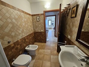 Dusche, Haartrockner, Bidet