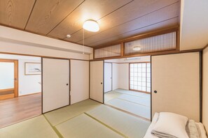 5 bedrooms, desk, free WiFi, bed sheets