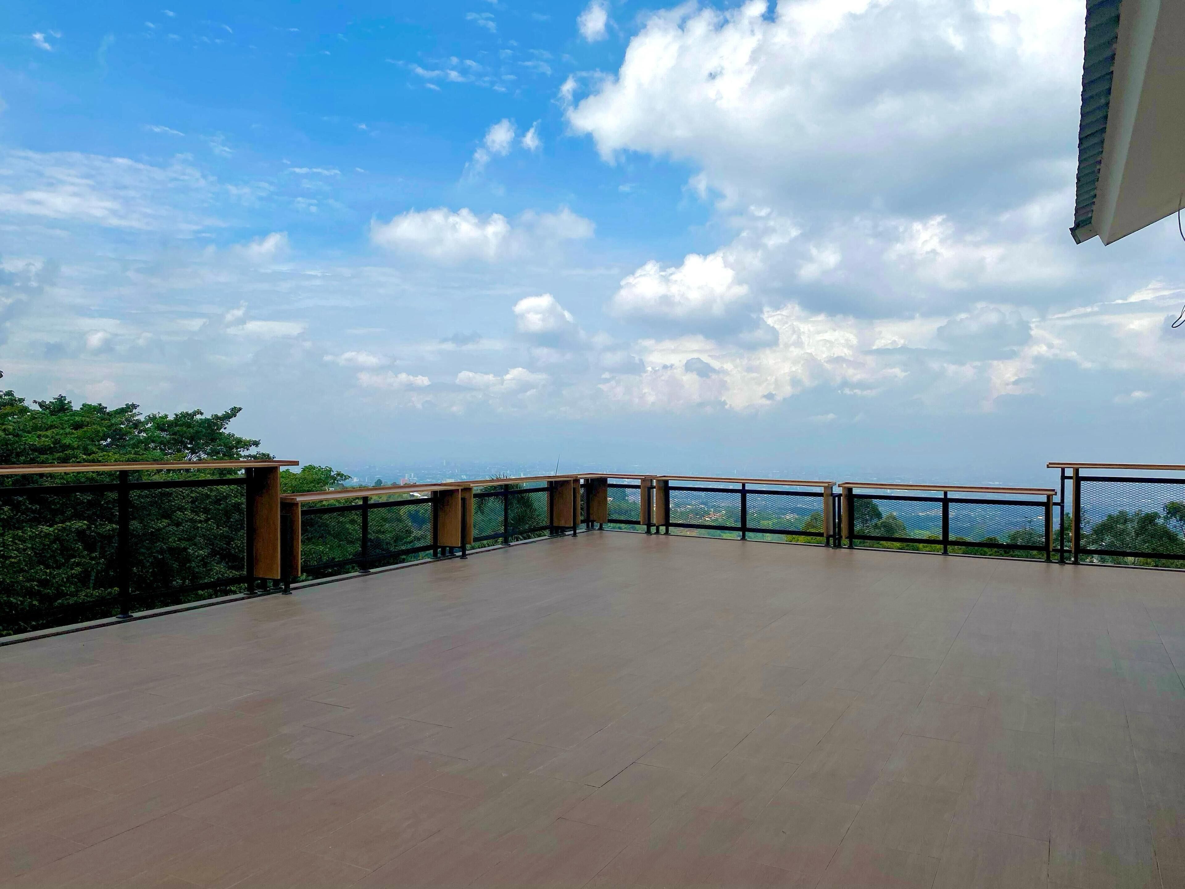 Ein geräumiger Balkon mit freiem Blick auf den Himmel und die umliegende Natur.