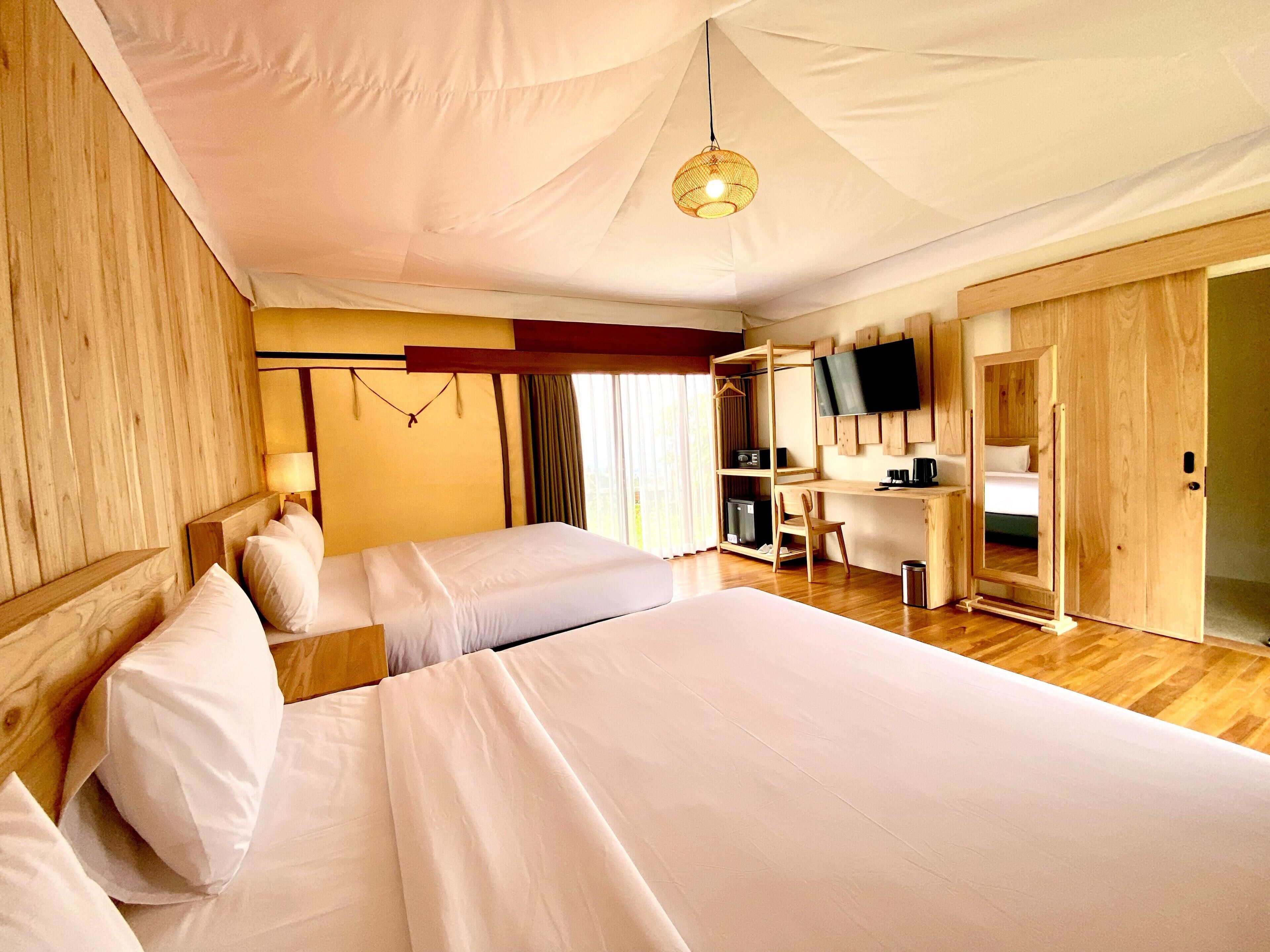 Family Room | Desk, free WiFi
