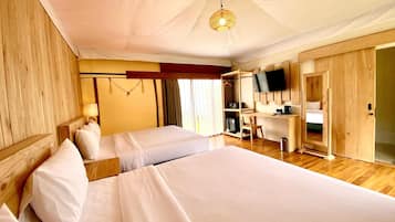 Family Room | Desk, free WiFi