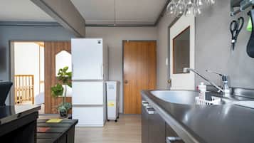 Refrigerador, microondas, parrilla de estufa y utensilios de cocina