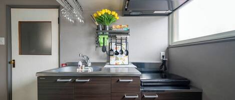 Réfrigérateur, four à micro-ondes, surface de cuisson