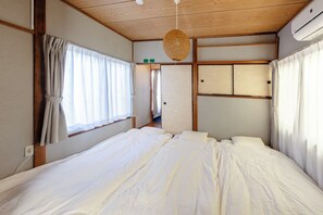3 bedrooms, desk, free WiFi, bed sheets - A retro renovated house where you can relax in a q / Atami Shizuoka (Atami)
