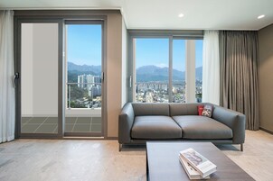 Oceanlake View Coner Suite | Living area