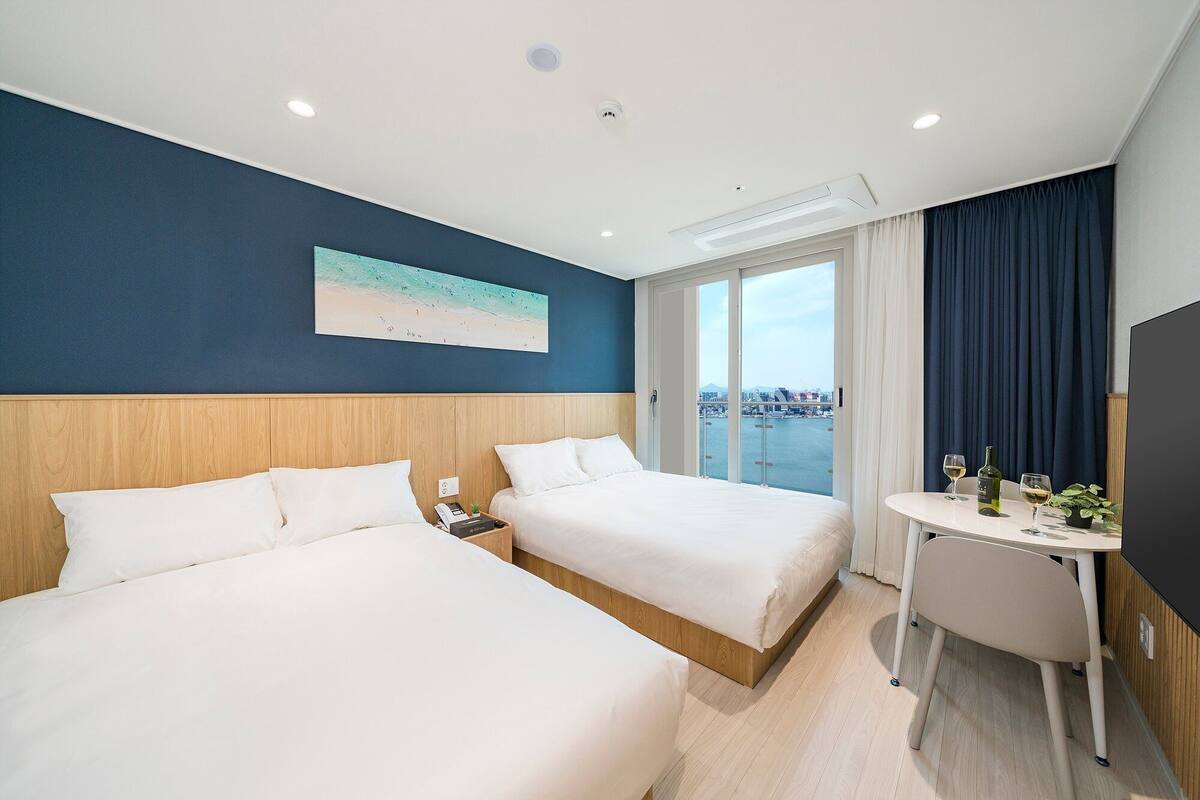 Oceanlake View Superior Family Twin | Hypo-allergenic bedding, blackout curtains, soundproofing, free WiFi