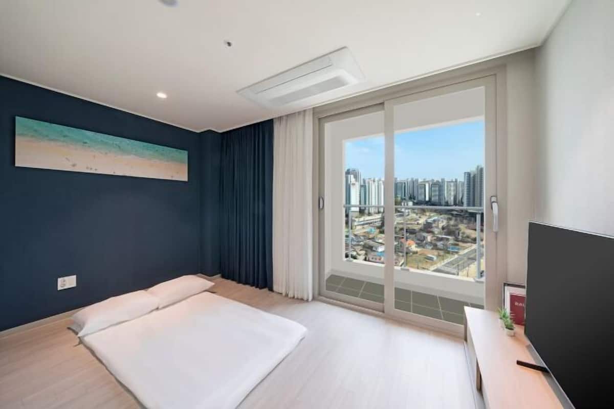 1 bedroom, hypo-allergenic bedding, blackout curtains, free WiFi