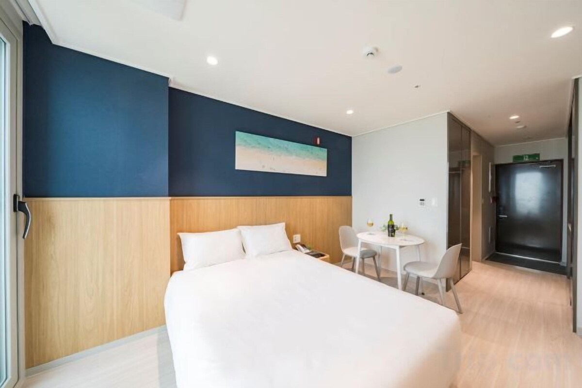 Ropa de cama hipoalergénica, cortinas opacas, sistema de insonorización