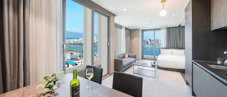Oceanlake View Coner Suite | 1 bedroom, hypo-allergenic bedding, blackout curtains, free WiFi