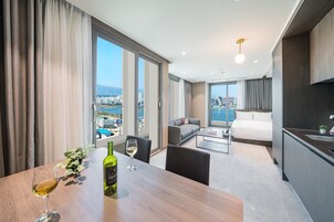 Oceanlake View Coner Suite | 1 dormitorio, ropa de cama hipoalergénica, cortinas opacas y wifi gratis