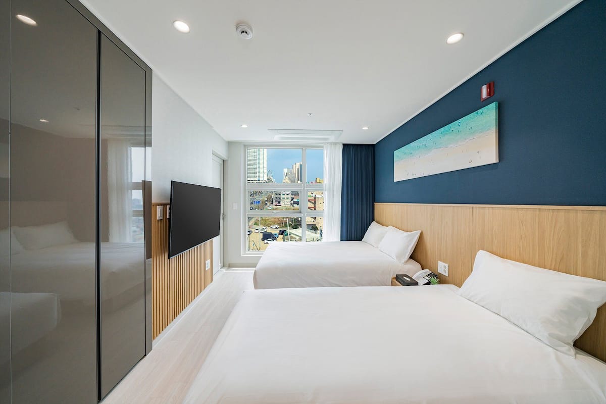 1 bedroom, bed sheets