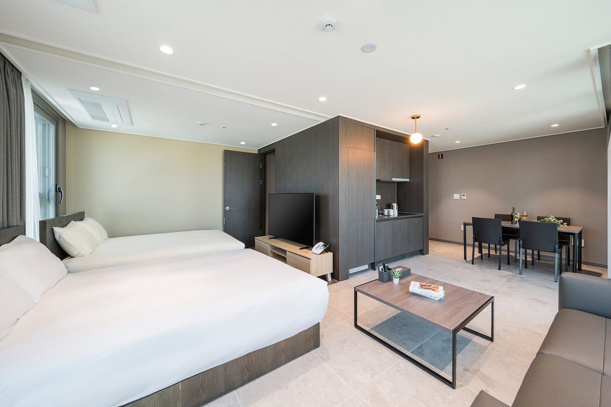 Oceanlake View Coner Suite | 1 bedroom, bed sheets