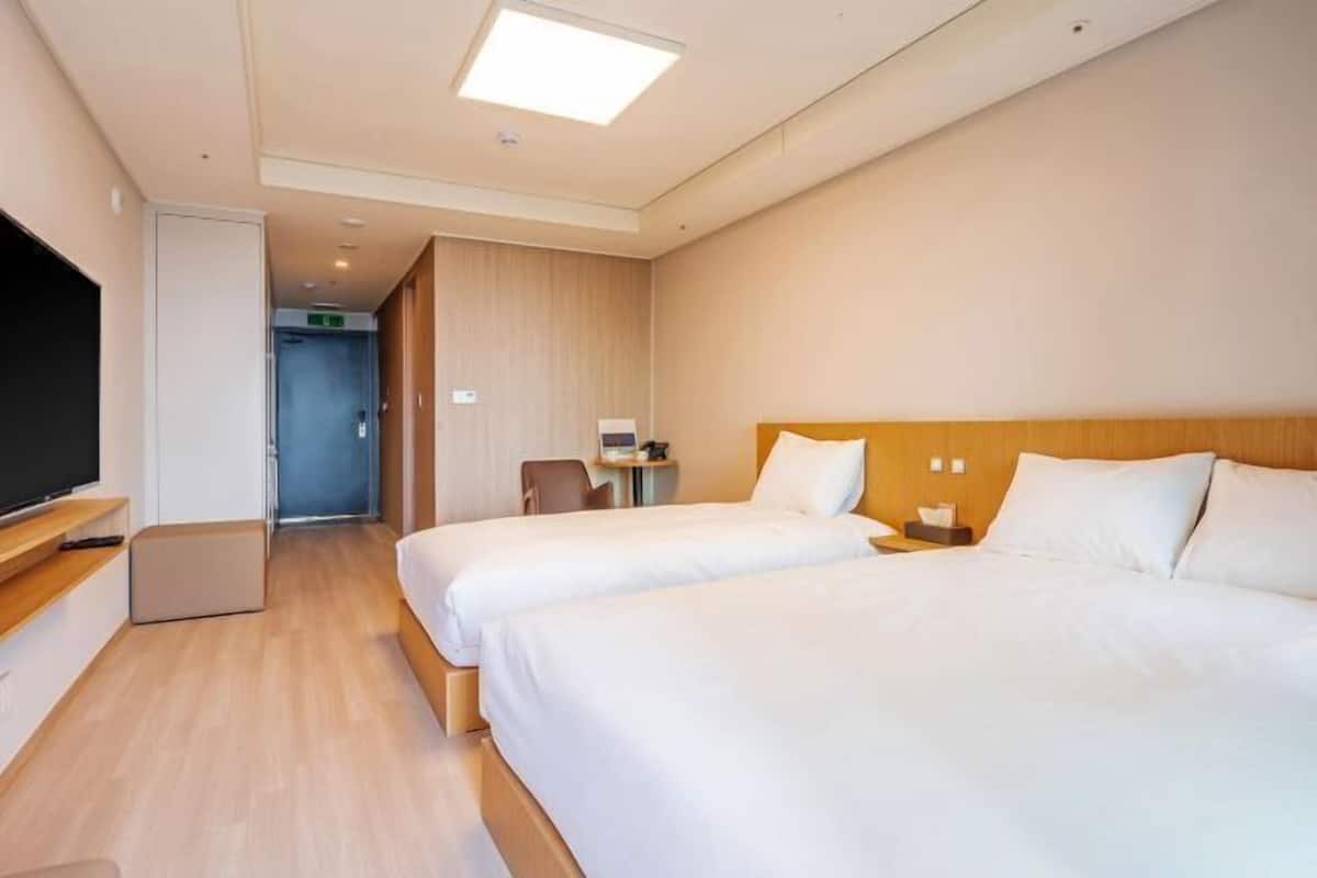 1 bedroom, hypo-allergenic bedding, blackout curtains, free WiFi