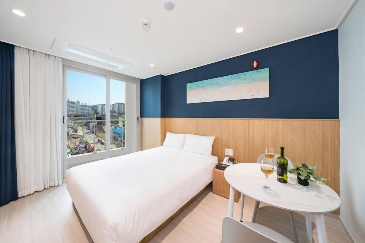 Hypo-allergenic bedding, blackout curtains, soundproofing, free WiFi