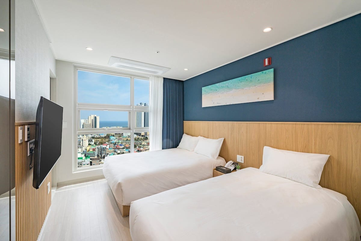 1 bedroom, bed sheets