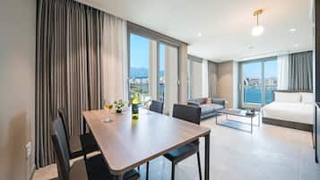 Oceanlake View Coner Suite | Literie hypoallergénique, rideaux occultants, chambres insonorisées