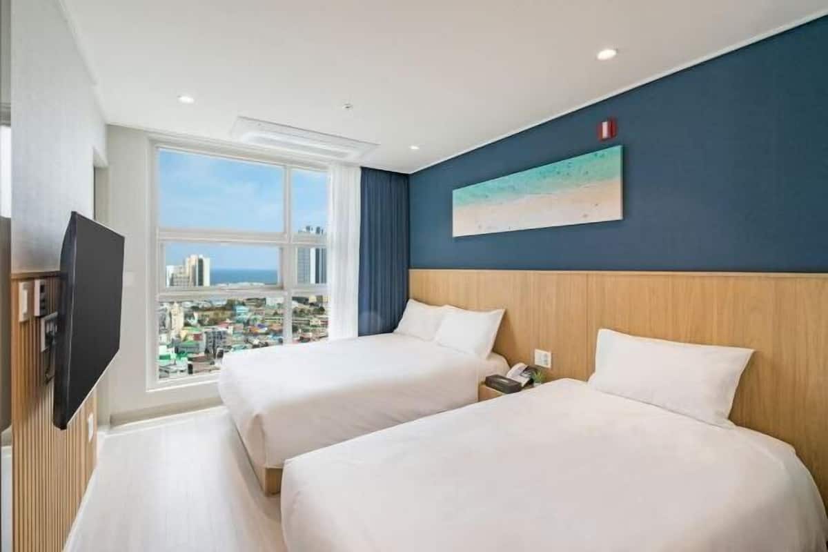 1 bedroom, hypo-allergenic bedding, blackout curtains, free WiFi