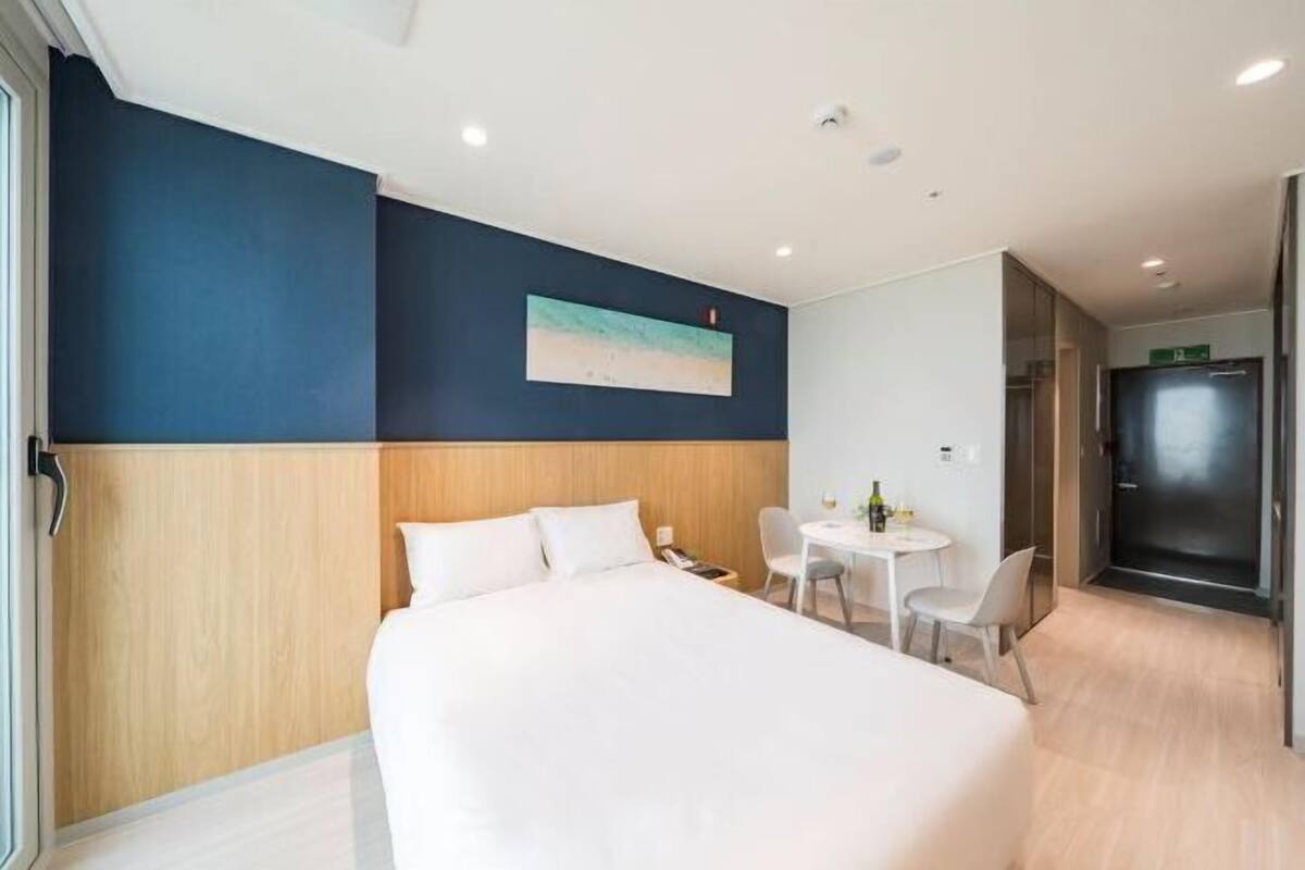 Hypo-allergenic bedding, blackout curtains, soundproofing, free WiFi