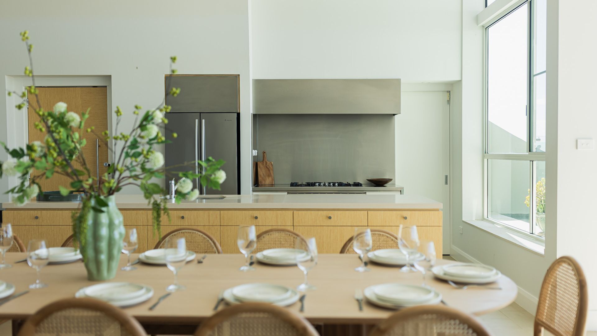 Une cuisine moderne avec un coin repas aménagé pour accueillir six personnes.