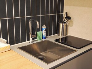 Refrigerador, microondas, parrilla de estufa y utensilios de cocina 