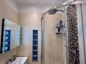 Douche, sèche-cheveux, serviettes fournies, savon