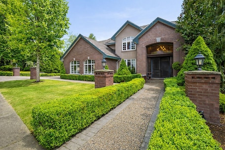 Exterior. Luxury 1 Bedroom Executive Suite | 1,190 SF | Private Entrance | Free Parking