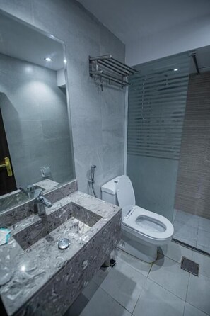 Towels, soap, shampoo, toilet paper - Saraya Almisk Hotel (Makkah)