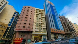 Et hotel med flere etager, en markant indgang og et tydeligt skilt med "JORDAN HOTEL".