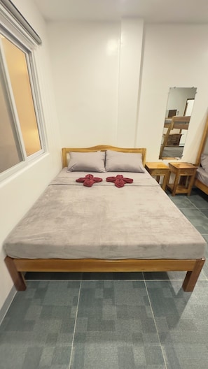 Kahden hengen comfort-huone, parveke | Työpöytä, silitysrauta/-lauta, ilmainen Wi-Fi