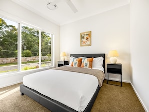 Desk, iron/ironing board, WiFi, bed sheets
