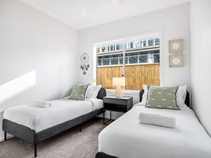 4 habitaciones, escritorio, tabla de planchar con plancha y wifi 