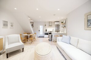 Living area - Crescent Heights Laneway Cottage (Surrey)