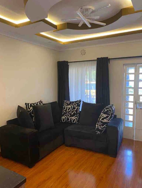 Deluxe Apartment, Balcony, Garden View | Living area