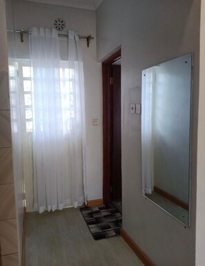 Classic-Studio, Balkon, Gartenblick | Badezimmer | Dusche, Hausschuhe, Handtücher, Seife