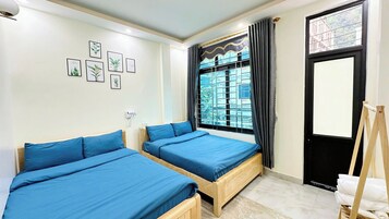 Habitación familiar con 2 camas individuales, balcón, vistas a la ciudad | Wifi gratis