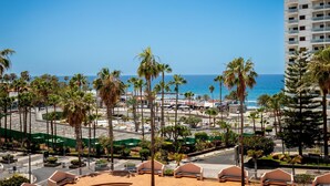A resort with a view of the ocean, palm trees, and a parking area. - 309 Acapulco Playa de Las Americas (Playa de las Américas)
