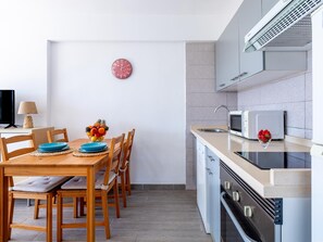 Refrigerador, microondas, horno y cafetera y tetera 