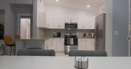 Coral Cove: Nearby Baha Mar, Pool & Patio, Gated, Beach Walkable