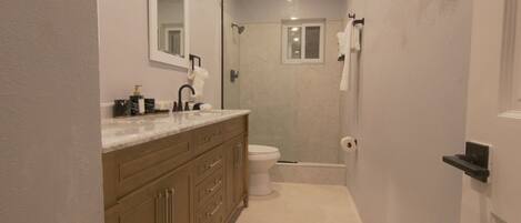 Chuveiro, secador de cabelo, toalhas de banho, sabonete